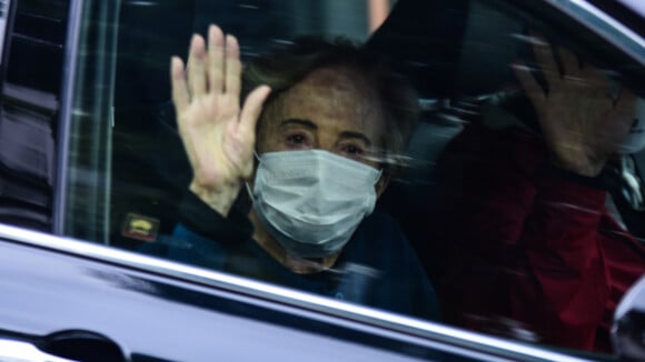 Glória Menezes, emocionada, acena ao deixar hospital 10 dias após internação por Covid. Fotos