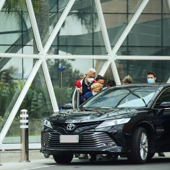 Glória Menezes recebeu ajuda do filho caçula, Tarcísio Filho, ao entrar em seu carro ao deixar hospital