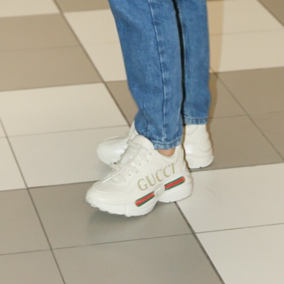Gabi Martins viaja usando tênis Gucci no valor de mais de R$ 5 mil