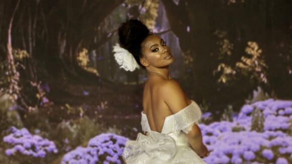 Foto: Vestido de noiva inspirado em Cinderela é quase uma réplica da  animação para a vida real. O azul e o brilho é o predominante e fica lindo.  - Purepeople