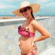 De biquíni, Vivian Amorim mostrou barriga de gravidez em foto