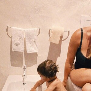 Giovanna Ewbank na privada com o filho, Zyan