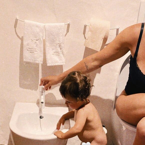 Giovanna Ewbank posta sequência inusitada de fotos com o filho no banheiro e web reage: 'Ser mãe'