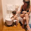 Giovanna Ewbank mostrou momentos de intimidade com o filho mais novo, Zyan, em foto no banheiro tirada por Bruno Gagliasso: 'Expondo'