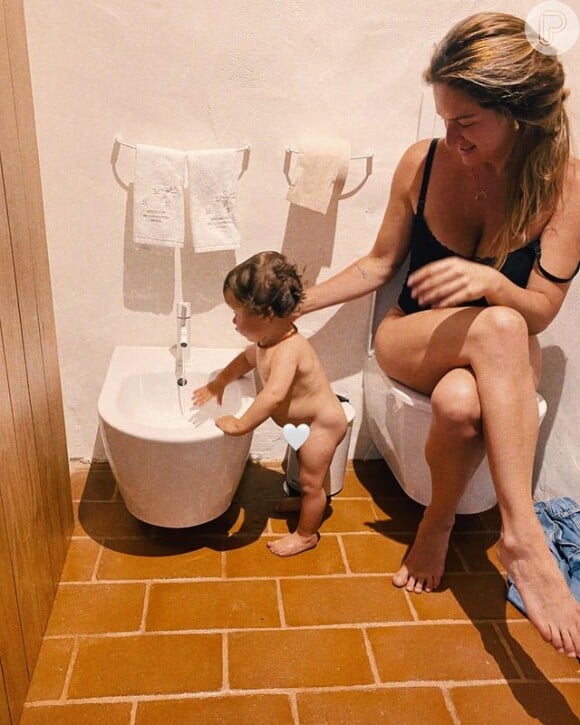 Giovanna Ewbank mostrou momentos de intimidade com o filho mais novo, Zyan, em foto no banheiro tirada por Bruno Gagliasso: 'Expondo'