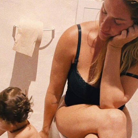 Giovanna Ewbank postou fotos com o filho mais novo, Zyan, na privada