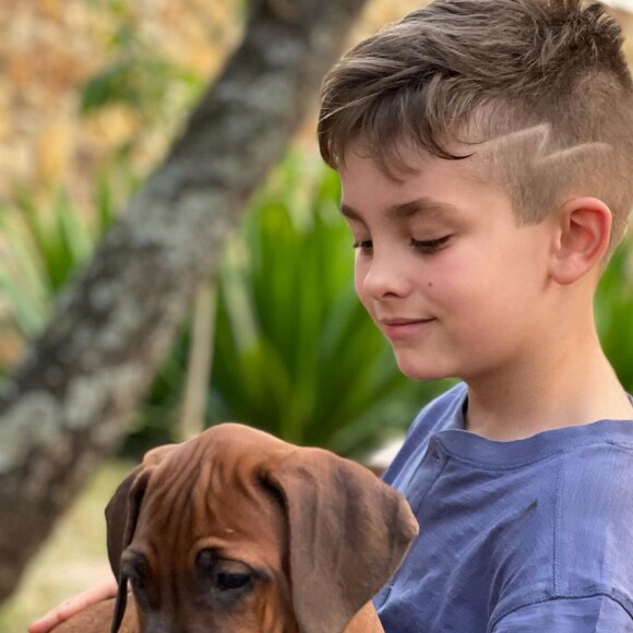 Estilo do filho de Ana Hickmann também chamou atenção pelo corte de cabelo