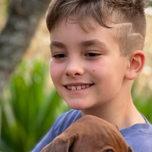 Filho de Ana Hickmann roubou a cena pela beleza em foto com seu cachorro