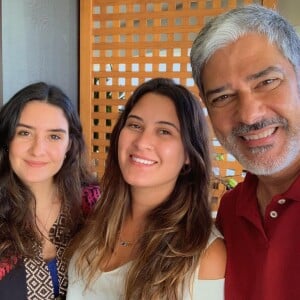 Laura Bonemer (à esquerda) é discreta nas redes sociais, ao contrário da irmã, Bia, e do pai, William Bonner, que adoram postar