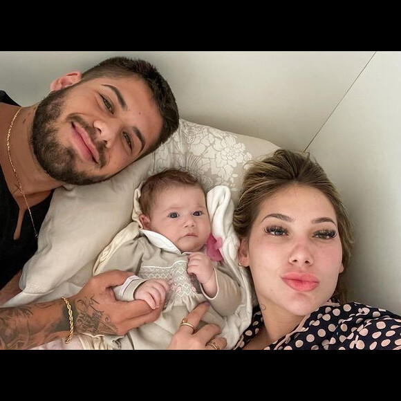 Virgínia aparece de pijama deitada na cama ao lado da família