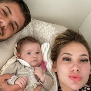 Virgínia aparece de pijama deitada na cama em foto com a família