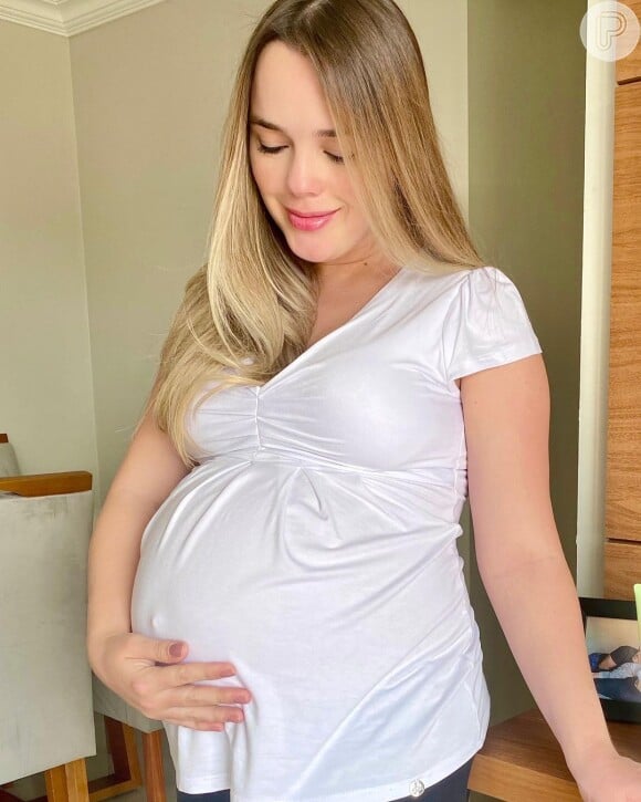 Thaeme Mariôto mostrou barriga de 8 meses de gravidez em foto na web