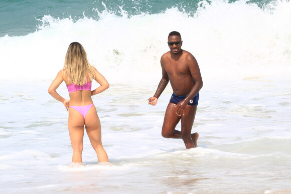 Mumuzinho e Thainá Fernandes foram fotografados em uma praia do Rio de Janeiro