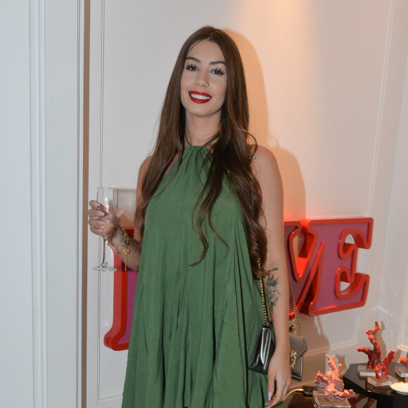 Maria Lina Deggan escolheu vestido curto e frente única