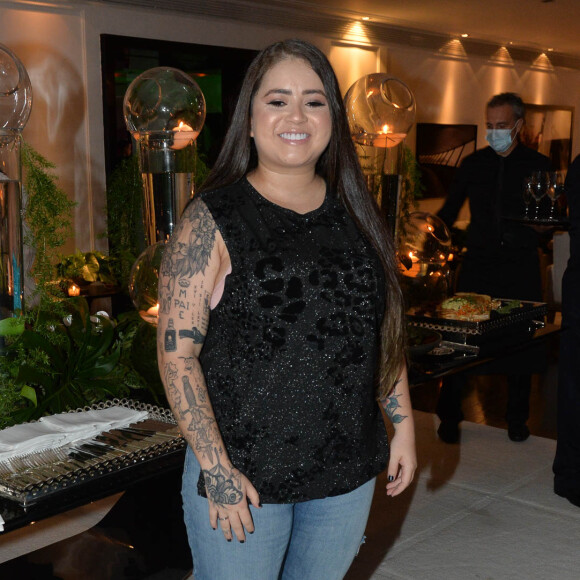 Irmã de Whindersson Nunes, Hagda Kerolayne cantou em show na casa de Val Marchiori