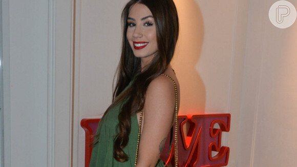 Maria Lina usa vestido frente única em apresentação da ex-cunhada, Hagda Kerolayne