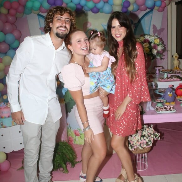 Larissa Manoela marcou presença no aniversário de 1 ano da filha de Eike Duarte e Natalia Vivacqua