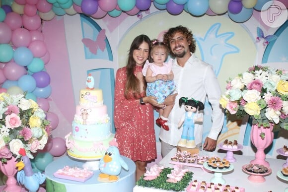 Filha de Eike Duarte e Natalia Vivacqua completou 1 ano e ganhou festa dos pais
