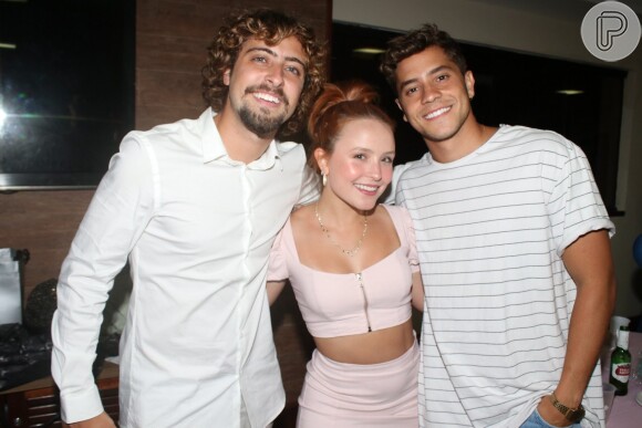 Larissa Manoela e André Lamoglia posaram com Eike Duarte no aniversário da filha do ator