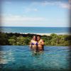 Fernanda Gentil e Matheus Braga estão hospedados em uma casa com piscina de borda infinita de frente para o mar