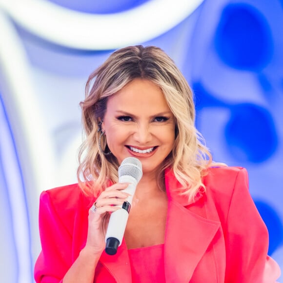 Eliana escolheu look todo rosa para apresentar programa que leva seu nome no SBT