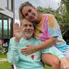 Pai de Virgínia recebe alta após mais de um mês e influencer comemora: 'Muito feliz'