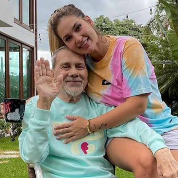 Pai de Virgínia recebe alta após mais de um mês e influencer comemora: 'Muito feliz'