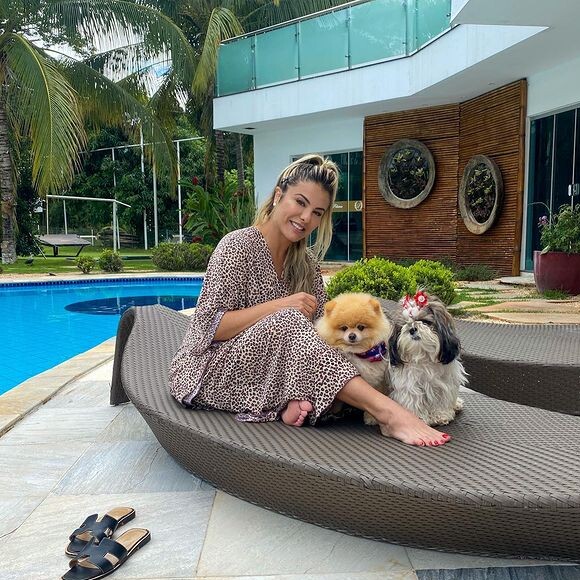 Poliana Rocha, sogra de Virgínia, apareceu aos prantos por causa da morte de um de seus cachorrinhos