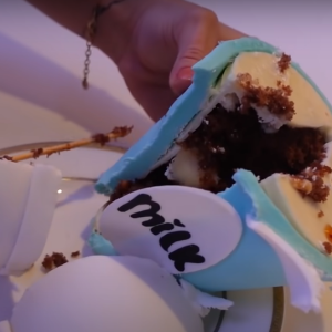 Virgínia Fonseca cortou um dos doces e revelou um recheio de bolo com leite ninho