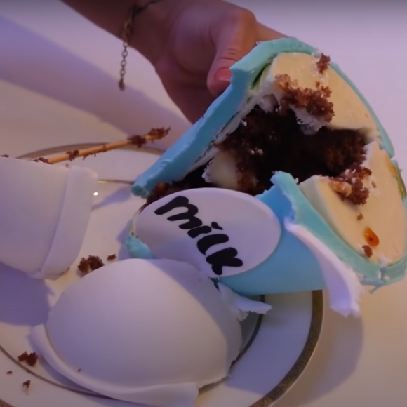 Virgínia Fonseca cortou um dos doces e revelou um recheio de bolo com leite ninho