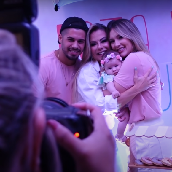 Maria Alice tirou foto com todo mundo, mesmo que tenha ido dormir pouco depois
