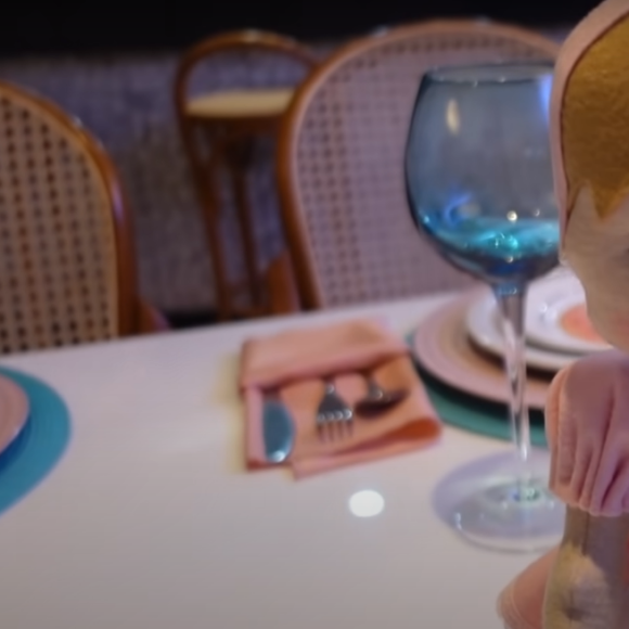 A mesa era decorada com bonequinhas