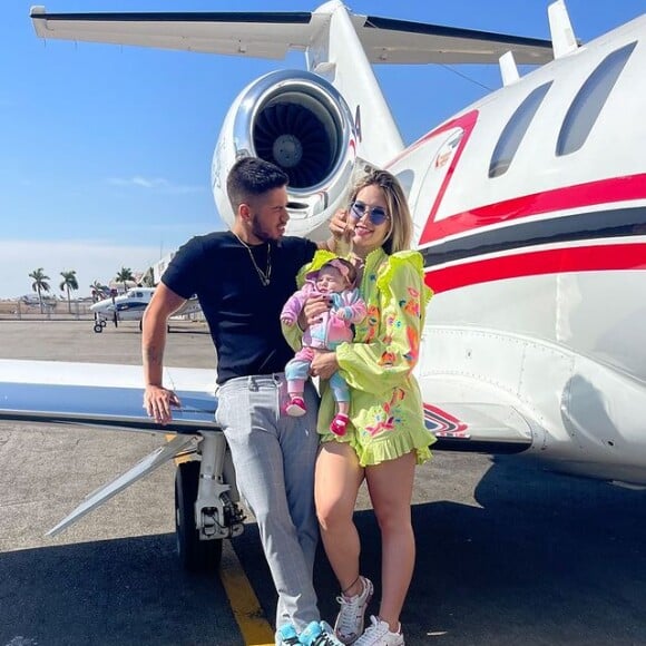 Maria Alice vai viajar com um conjuntinho tie-dye, também o mesmo look de quando a família embarcou para o Rio