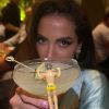 Anitta leva Maiara a bar com drink ornamentado com boneco