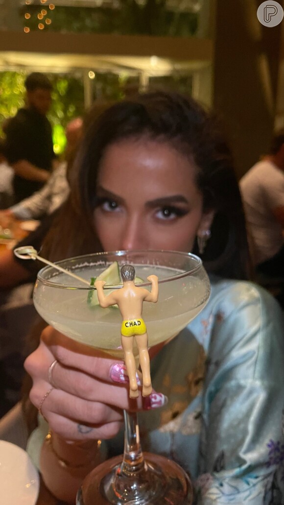 Anitta leva Maiara a bar com drink ornamentado com boneco