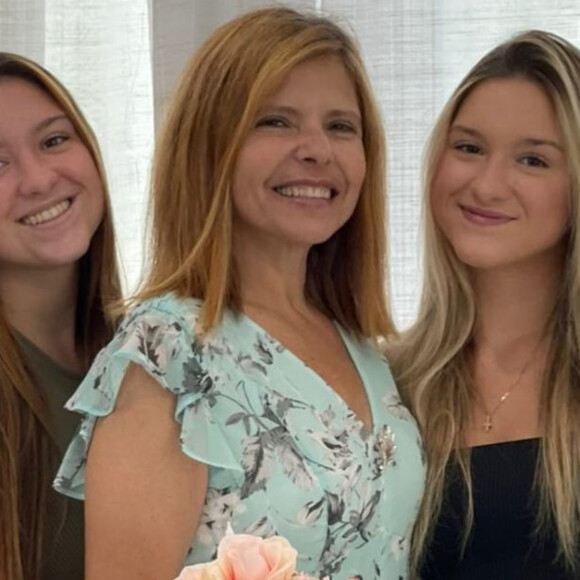 Gêmeas de Gugu festejam aniversário da mãe e web nota ausência do primogênito: 'Triste'