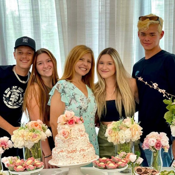 Filhas de Gugu posam com a mãe, Rose Miriam, e os respectivos namorados em festa da ex-mulher do apresentador