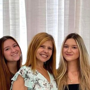 Filhas gêmeas de Gugu posam com Rose Miriam e amiga no aniversário da mãe