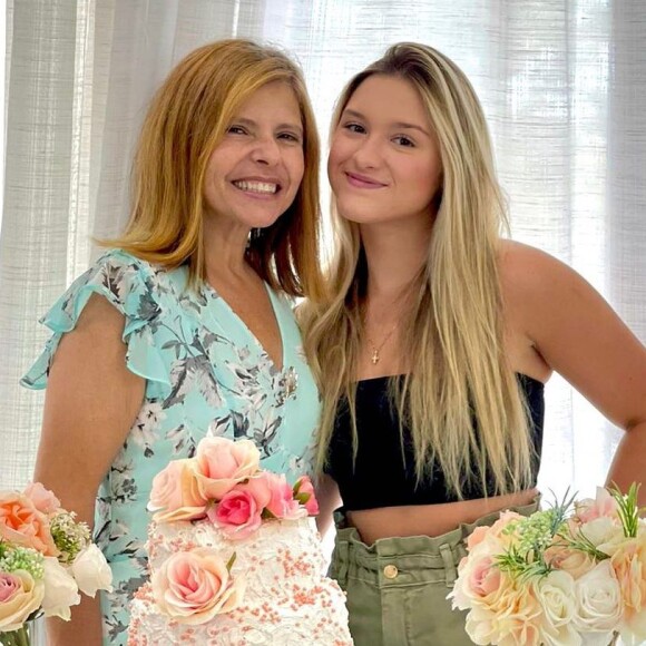 Marina Liberato, filha de Gugu, posa com a mãe, Rose Miriam, no aniversário da médica