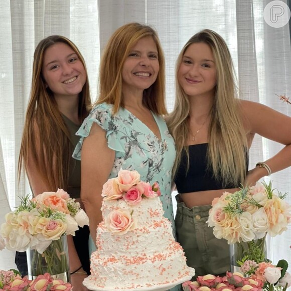 Filhas gêmeas de Gugu, Marina e Sofia, festejam aniversário da mãe