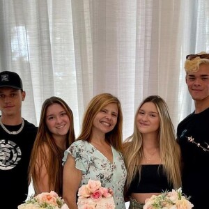 Gêmeas de Gugu levam namorados à festa da mãe, Rose Miriam