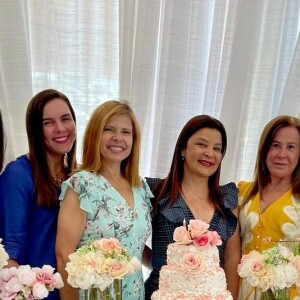 Rose Miriam posa com amigas, como Zilu Camargo, em festa de aniversário