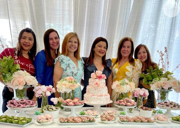 Rose Miriam posa com amigas, como Zilu Camargo, em festa de aniversário