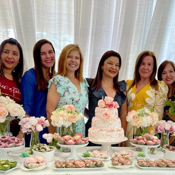 Rose Miriam posa com amigas, como Zilu Camargo, em festa de aniversário