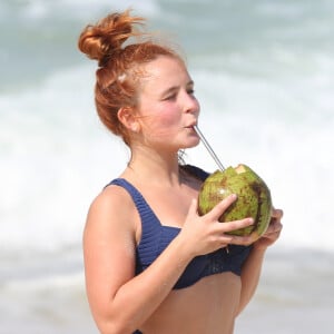 Larissa Manoela se refrescou tomando uma água de coco