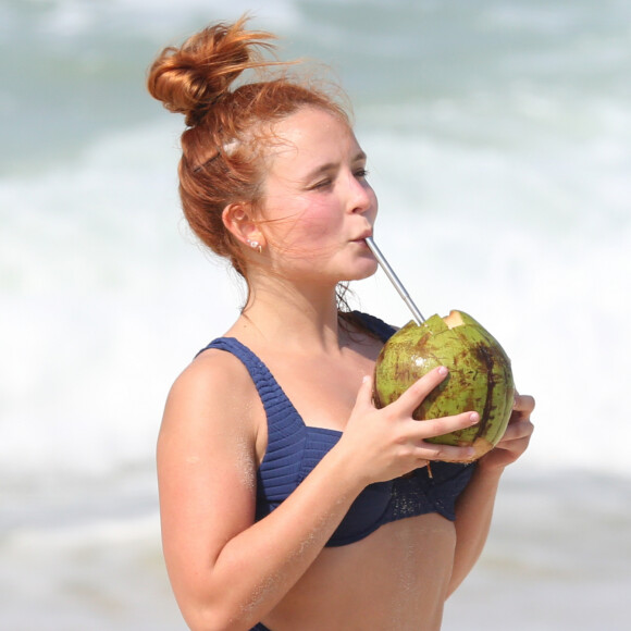 Larissa Manoela se refrescou tomando uma água de coco
