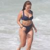 Larissa Manoela escolheu biquíni de cintura alta para dia de praia no RJ