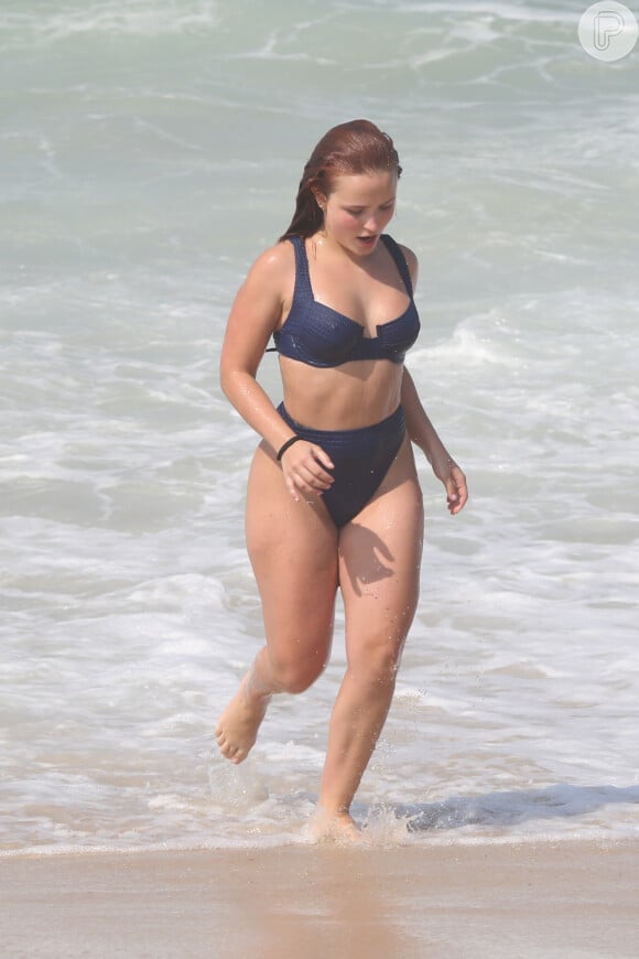 Larissa Manoela escolheu biquíni de cintura alta para dia de praia no RJ