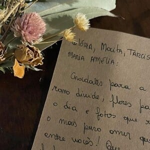 Mocita Fagundes mostrou também a carta carinhosa que ela e a família receberam junto com o álbum