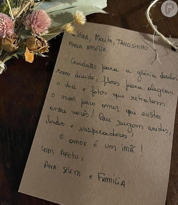 Mocita Fagundes mostrou também a carta carinhosa que ela e a família receberam junto com o álbum